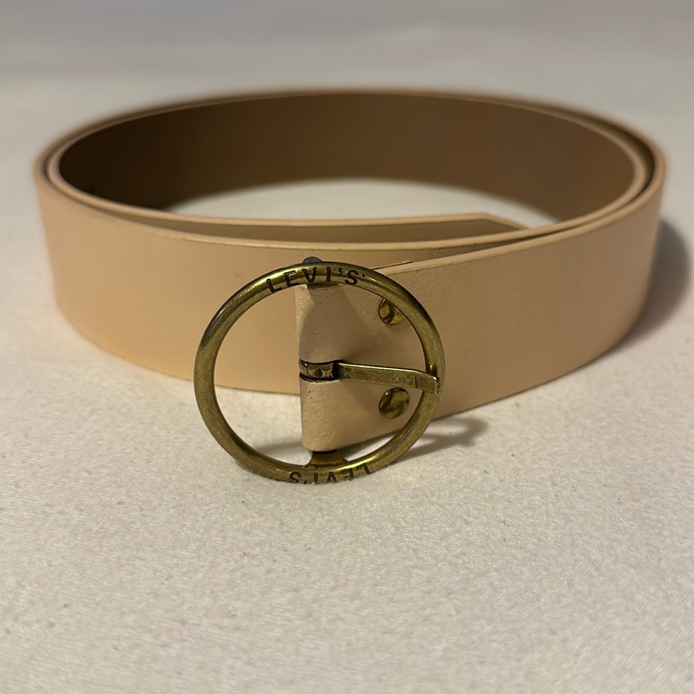 NWOT Levi’s belt size 105/42